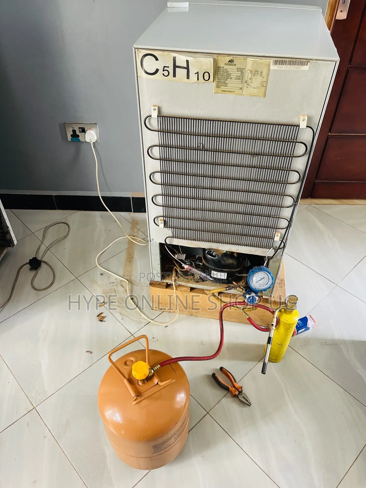 Home Fridge Gas Refilling Technician