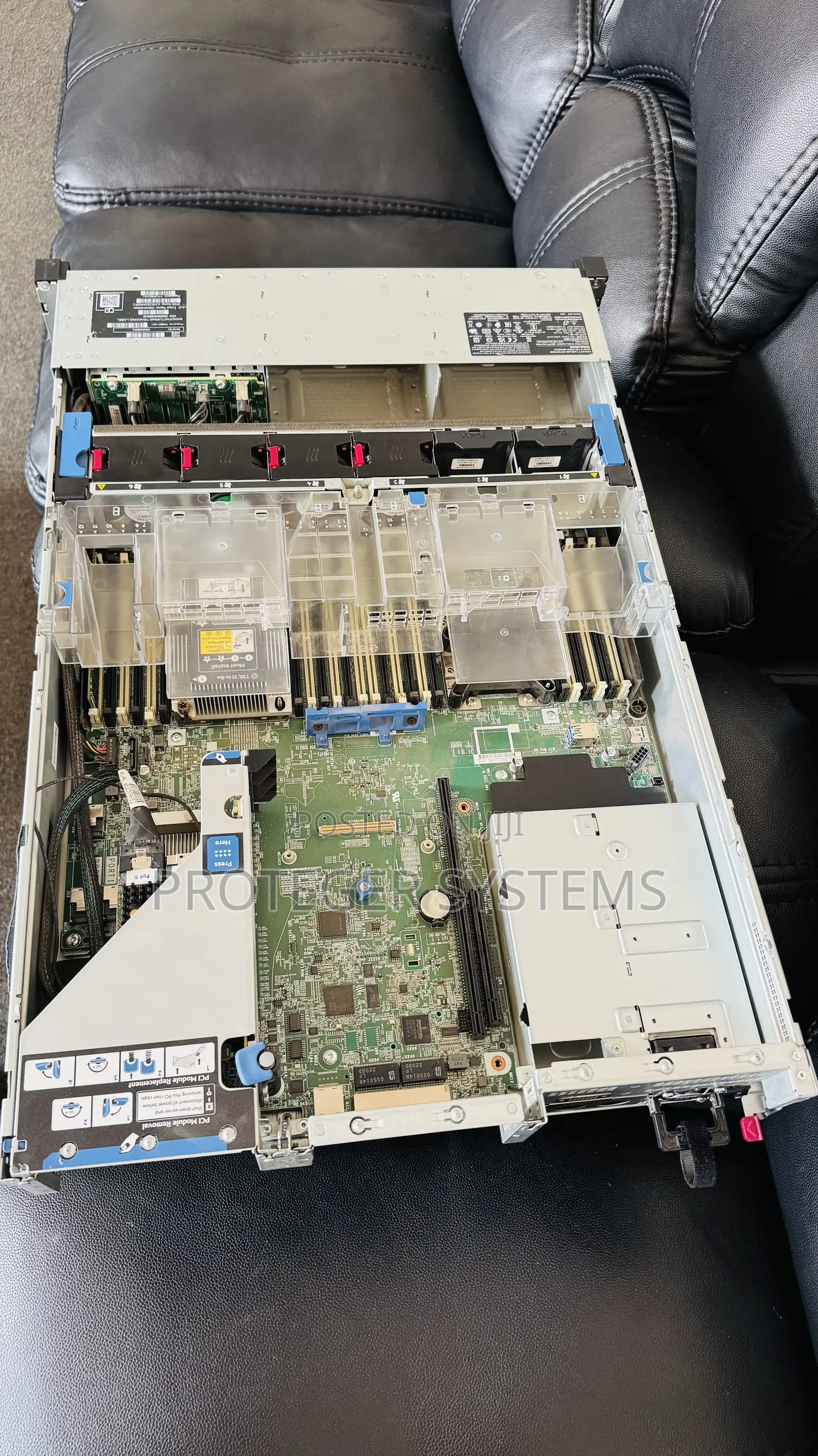 Server HP ProLiant DL380 Gen10 32GB Intel Xeon HDD+SSD 2T
