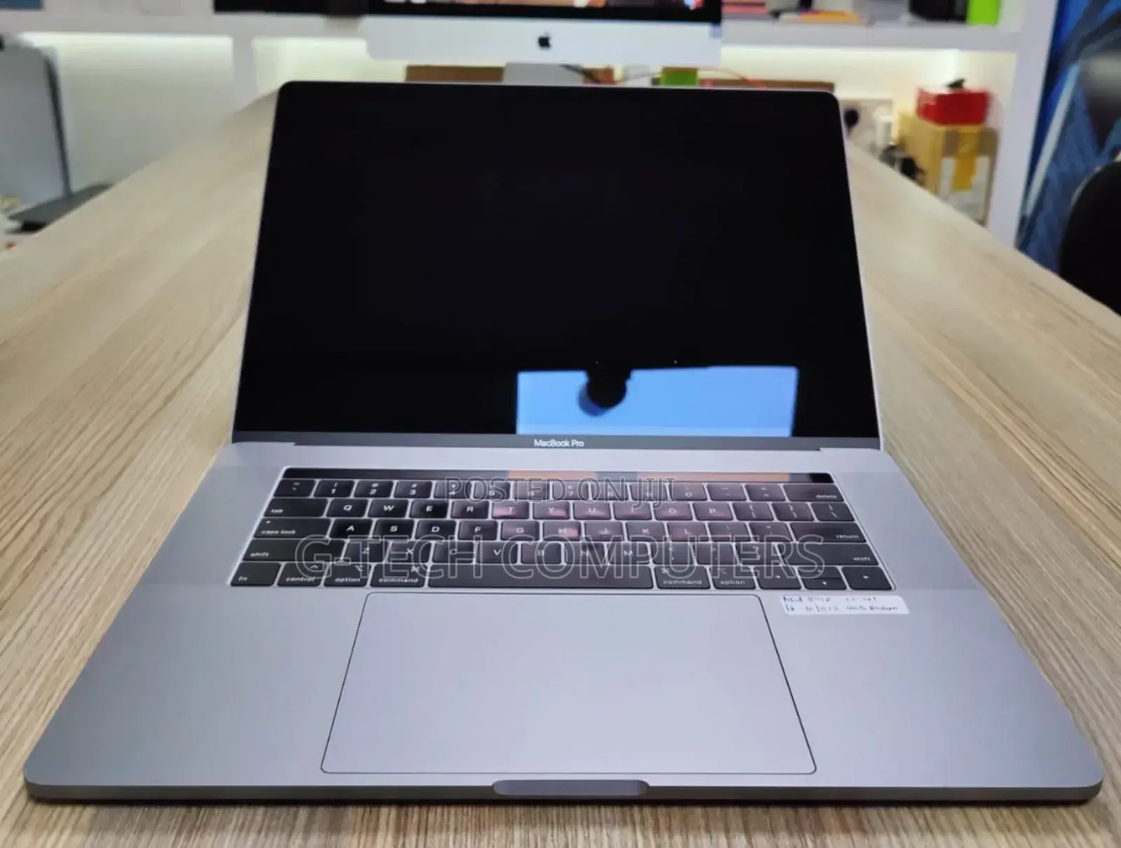 New Laptop Apple MacBook Pro 2018 16GB Intel Core I7 SSD 256GB