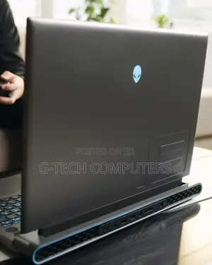 New Laptop Dell Alienware M17 R2 8GB Intel Core I7 SSHD (Hybrid) 512GB