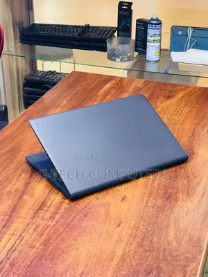 New Laptop Dell Vostro 3520 8GB Intel Core I7 SSD 256GB