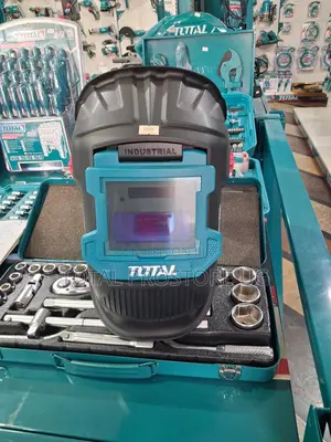 Auto-darkening Welding Helmet Viewing Area: 90x35mm