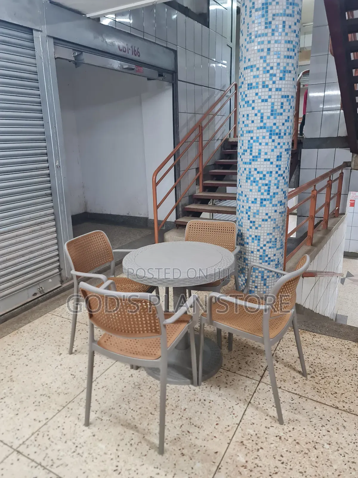 Bow Foot Plastic Table and Chairs Plastic Table and Chairs