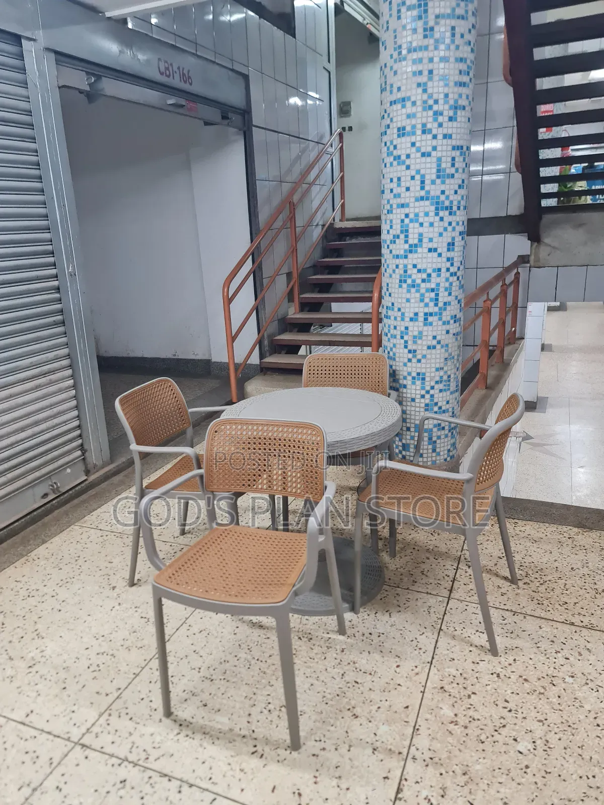 Bow Foot Plastic Table and Chairs Plastic Table and Chairs