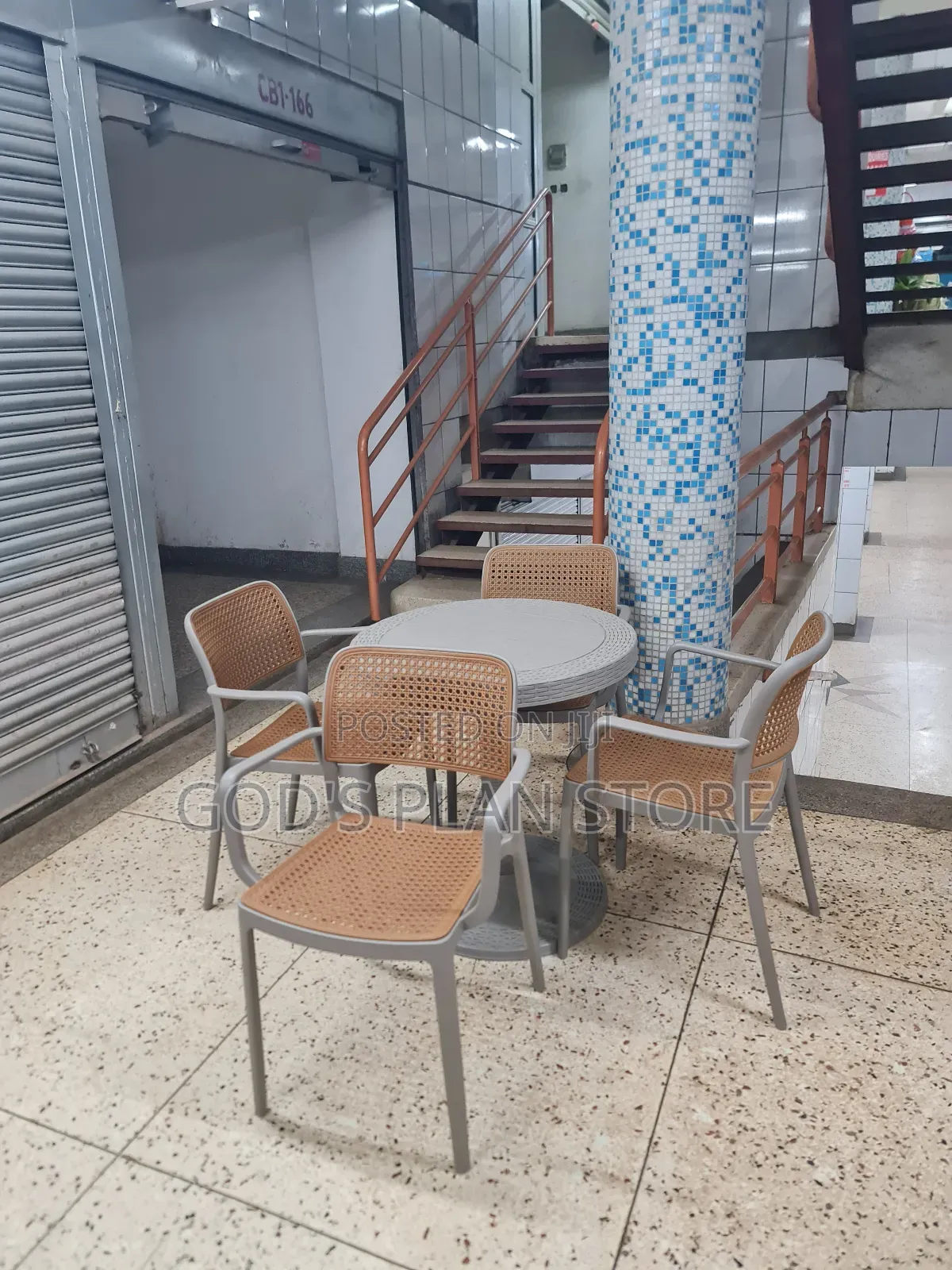 Bow Foot Plastic Table and Chairs Plastic Table and Chairs