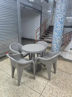 Garden Bars Beaches Plastic Table and Chairs Plastic Table and Chairs