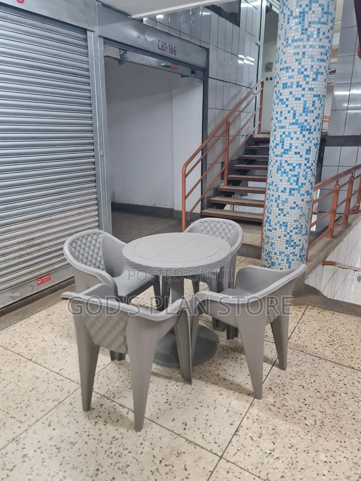 Mobile Plastic Chairs and Table Set for Unique Restaurant