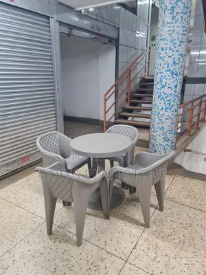 Mobile Plastic Chairs and Table Set for Unique Restaurant
