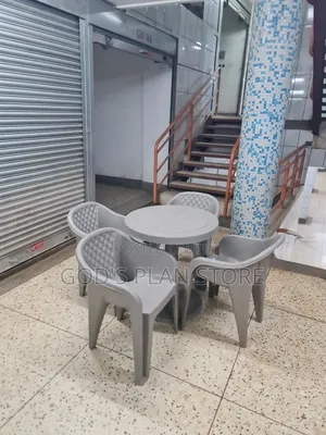 Mobile Plastic Chairs and Table Set for Unique Restaurant