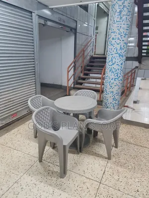 Mobile Plastic Chairs and Table Set for Unique Restaurant