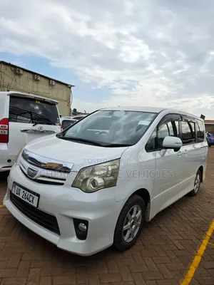 Toyota Noah 2.0 158hp FWD (7 Seater) 2010 White