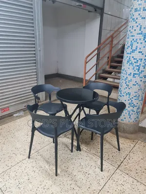 Outdoor Courtyard Glass Table and Plastic Chairs Set for Restaurant