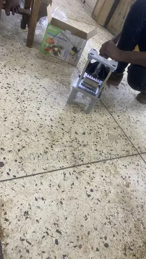 A Manual Handy Chips Cutter