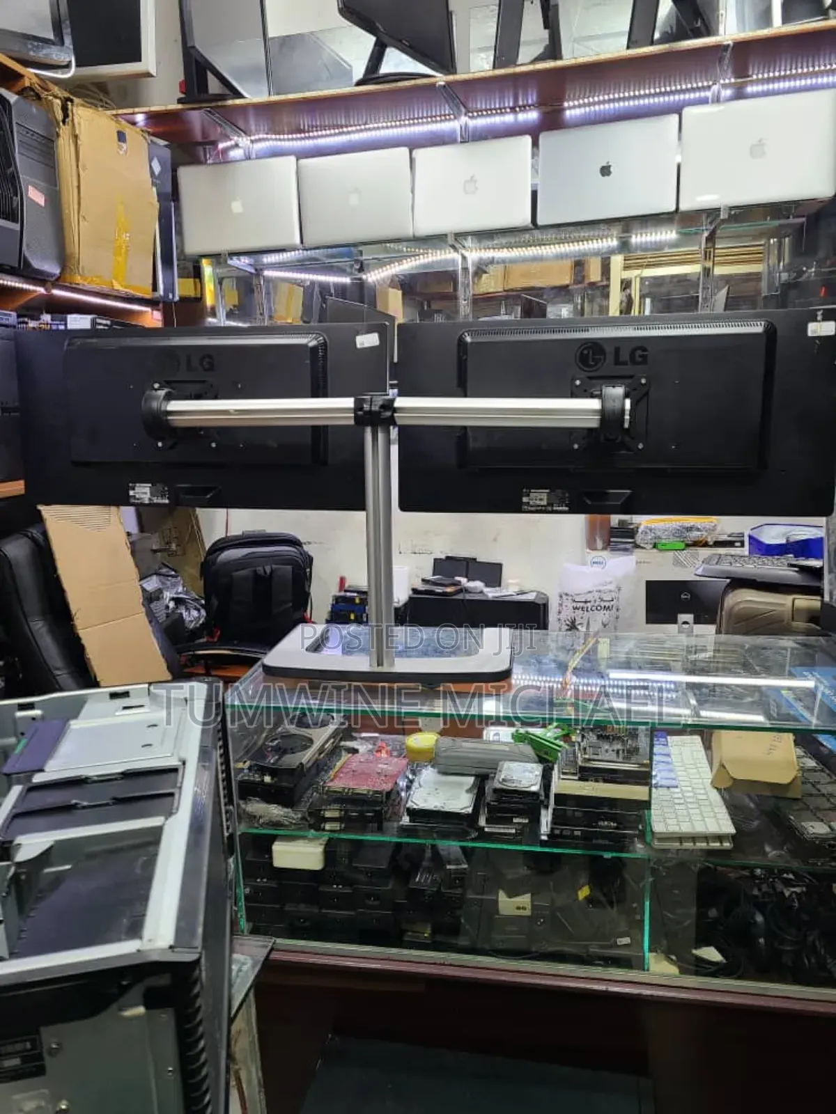 29 Inch Monitors 2 Pieces on Dual Arm Stand