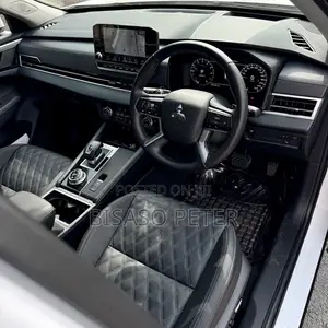 Mitsubishi Outlander 2025 White