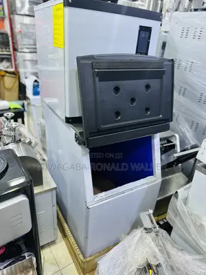 95kg Industrial Commercial Ice Cube Maker Machine With a Cooler Box