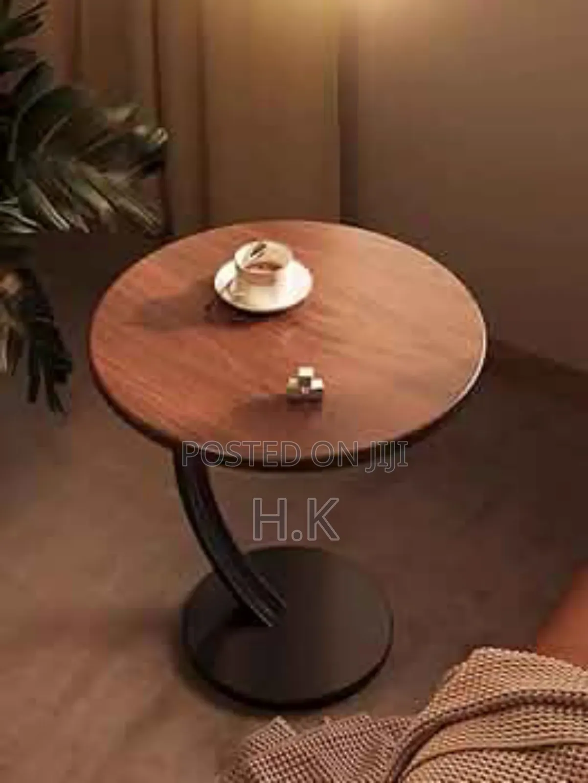 Round Table for Small Spaces