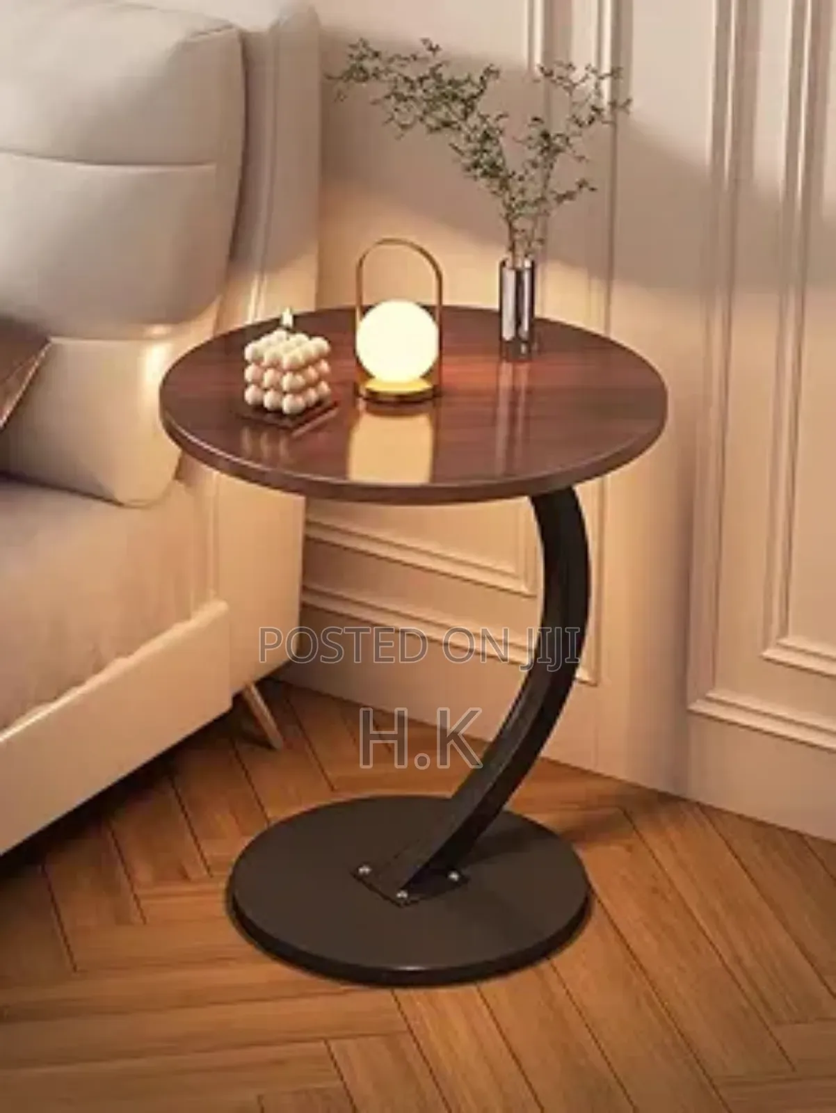 Round Table for Small Spaces