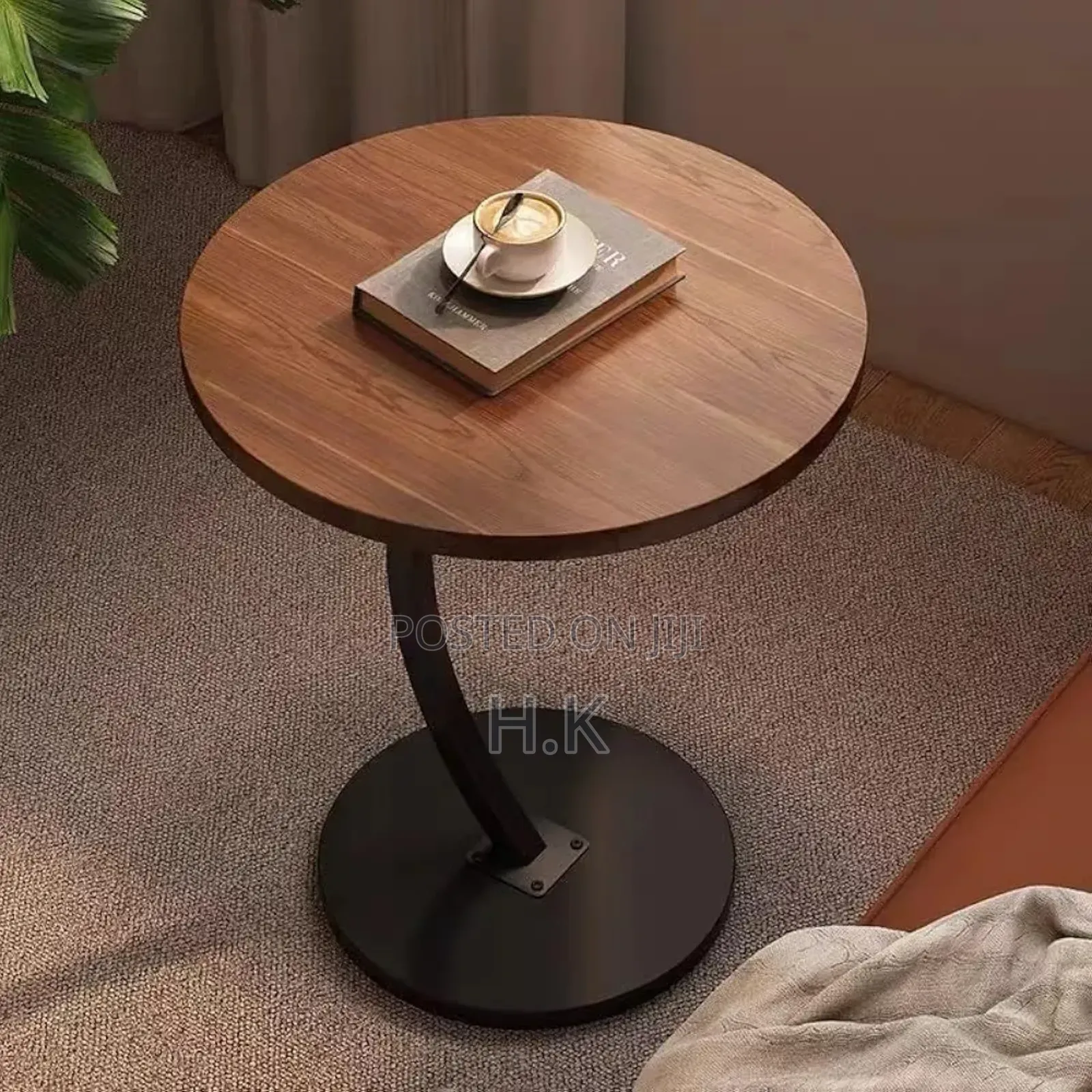 Round Table for Small Spaces