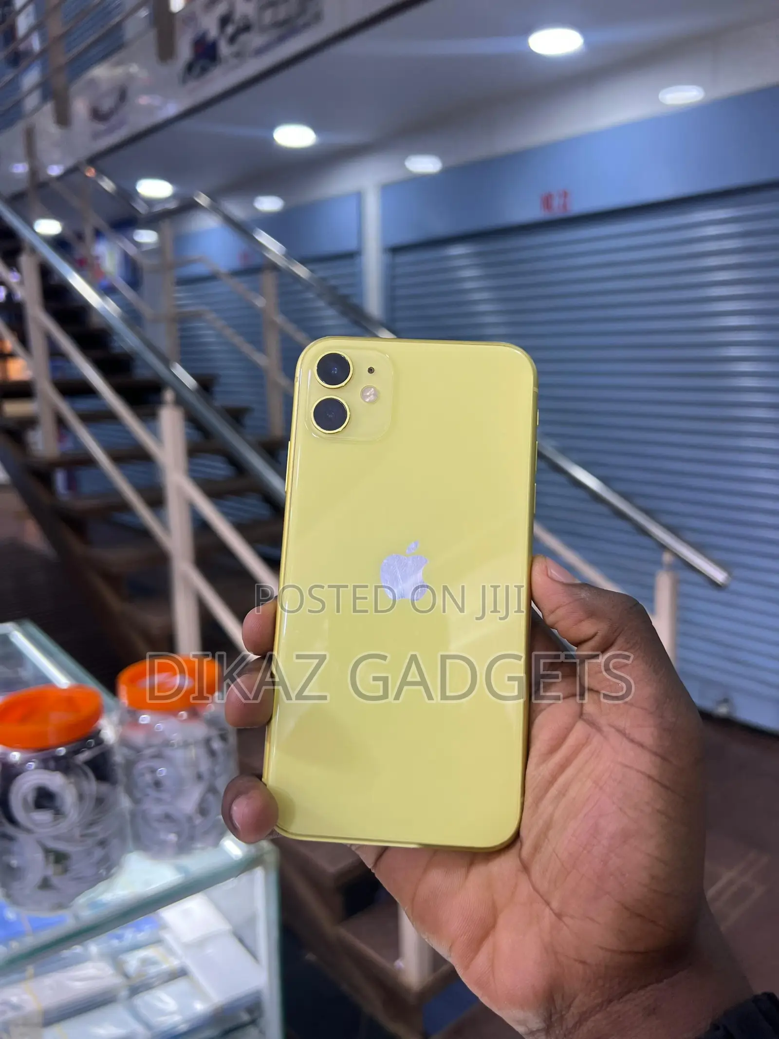 New Apple iPhone 11 64 GB Yellow