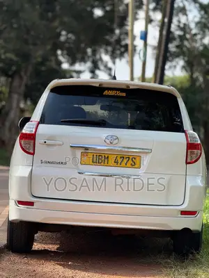 Toyota Vanguard 2010 White