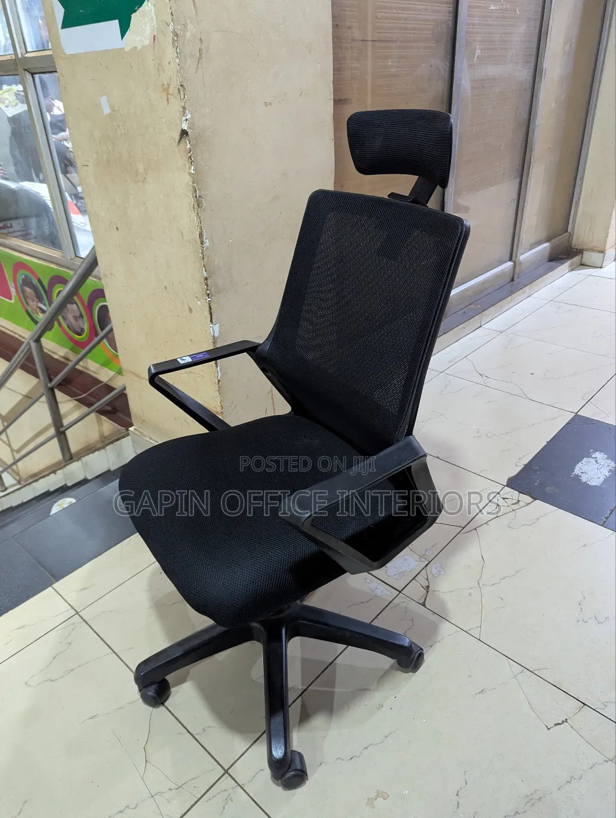 Headrest Adjustable Office Chair With Fixed Armrets for Support