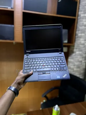 Laptop Lenovo ThinkPad X131e 4GB Intel Celeron HDD+SSD 500GB