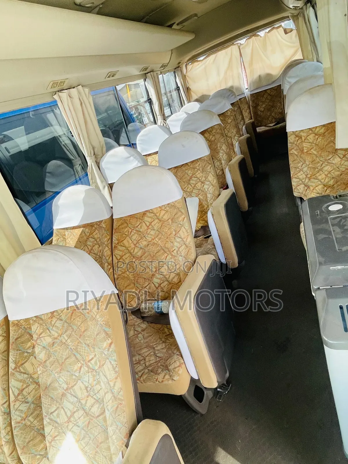 Mitsubishi Fuso Rosa 2010 White