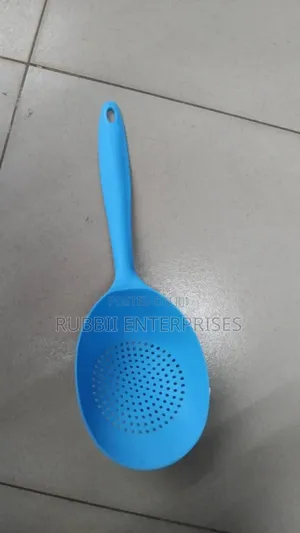 Plastic Scoop Colander ~ Blue