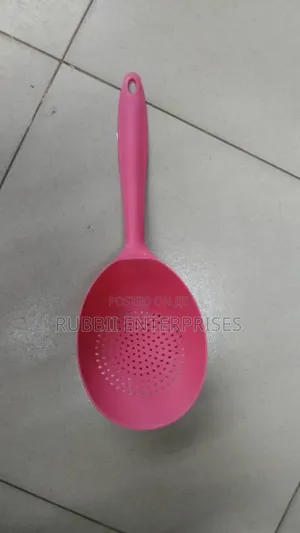 Plastic Scoop Colander ~ Maroon