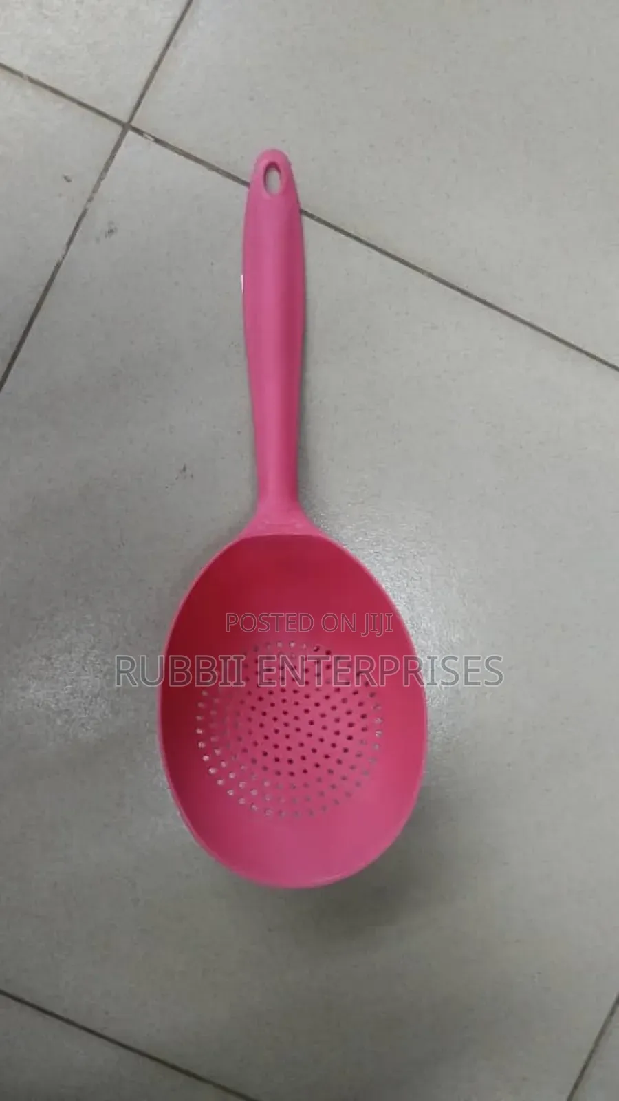 Plastic Scoop Colander ~ Maroon