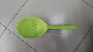 Plastic Scoop Colander.