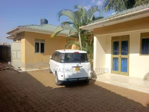 6bdrm House in Kira Mamerito Rd, Central Division for sale