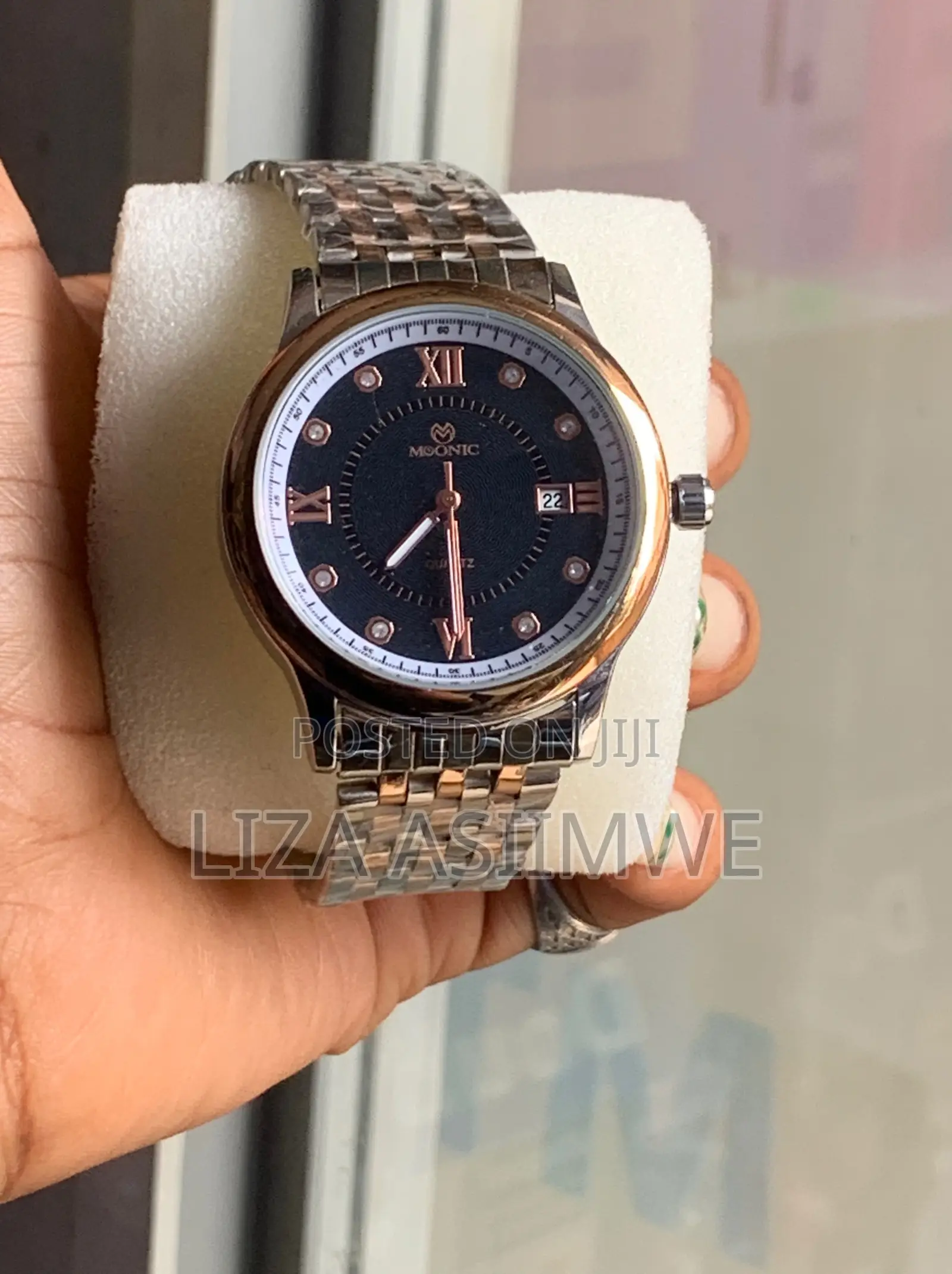 Moonic Two-Tone Analog Quartz Watch With a Black Dial and Date Display