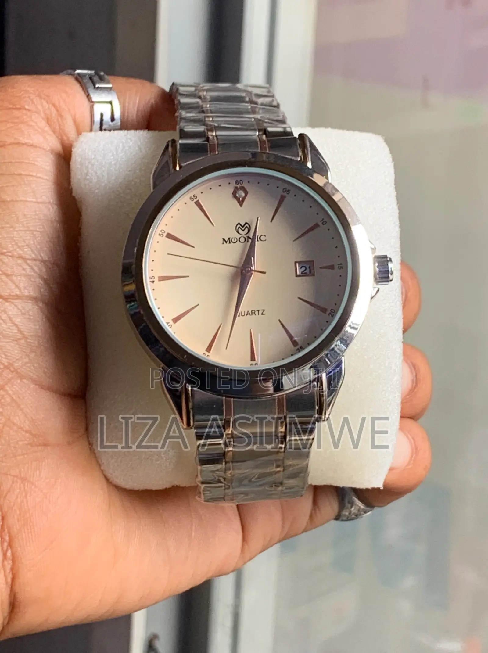 Moonic Quartz Watch With a Date Function