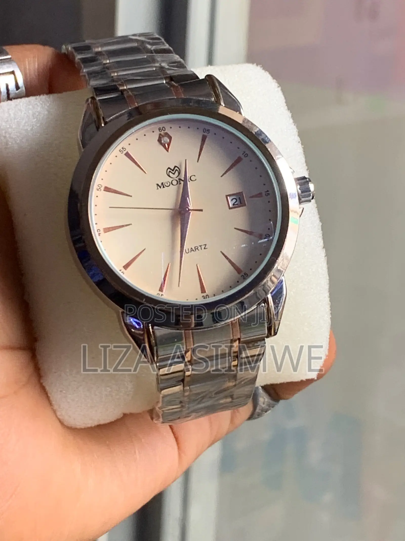 Moonic Quartz Watch With a Date Function
