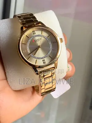 Curren 9006 Women's Analog Quartz Watch With a Stainless Steel Band