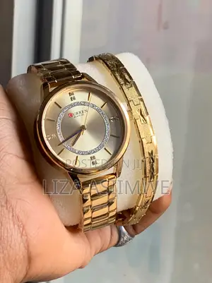 Women's Quartz Analog Watch With a Rhinestone Bracelet Accents