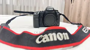 Canon Eos 5d Mark Ii Camera Body . It Comes With 28-105mm
