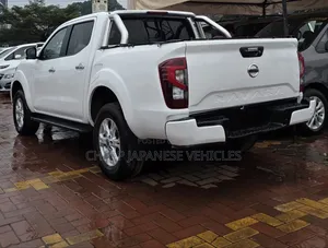 Nissan Navara 2022 White