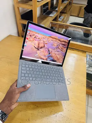 New Laptop Microsoft Surface Book 3 8GB Intel Core I7 SSD 256GB