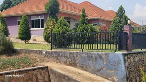 7bdrm Bungalow in Kitala Ntebe Rd, Central Division for rent