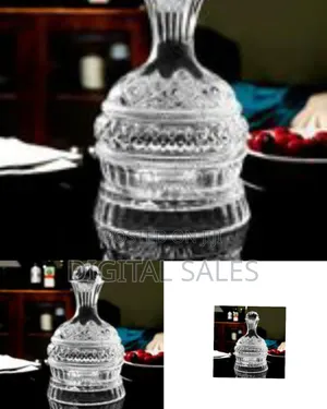 Elegant Glass Decanter With Faceted Stopper