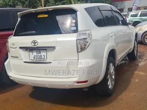 Toyota Vanguard 2011 White