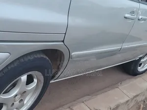 Toyota Raum 2000 Silver
