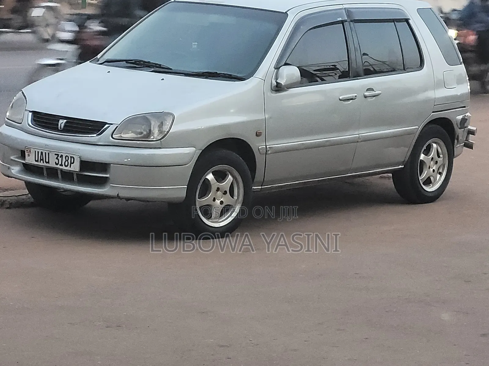 Toyota Raum 2000 Silver