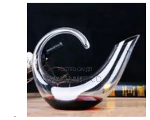 Elegant Swan Shaped Glass Wine Decanter