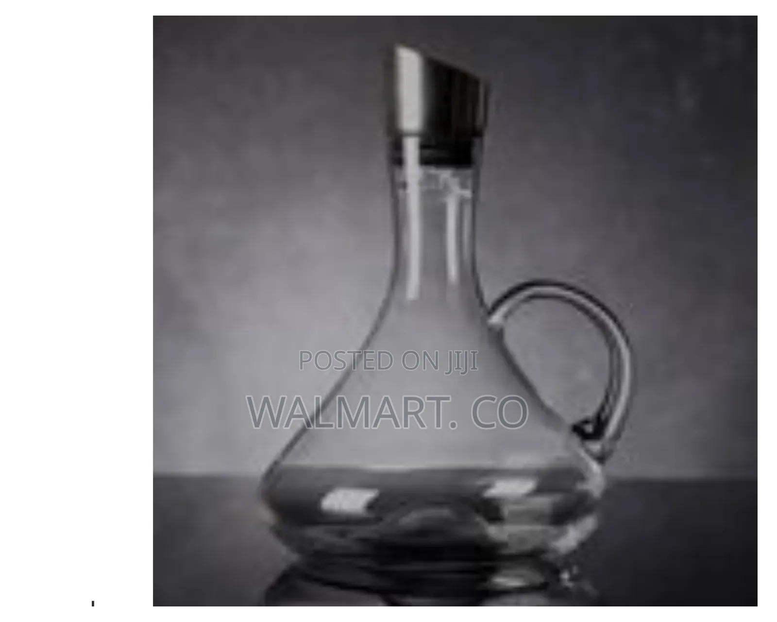 Elegant Glass Wine Decanter With Integrated Aerator Transparent
