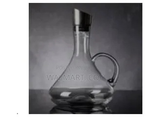 Elegant Glass Wine Decanter With Integrated Aerator Transparent