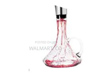 Elegant Glass Wine Decanter With Integrated Aerator Transparent